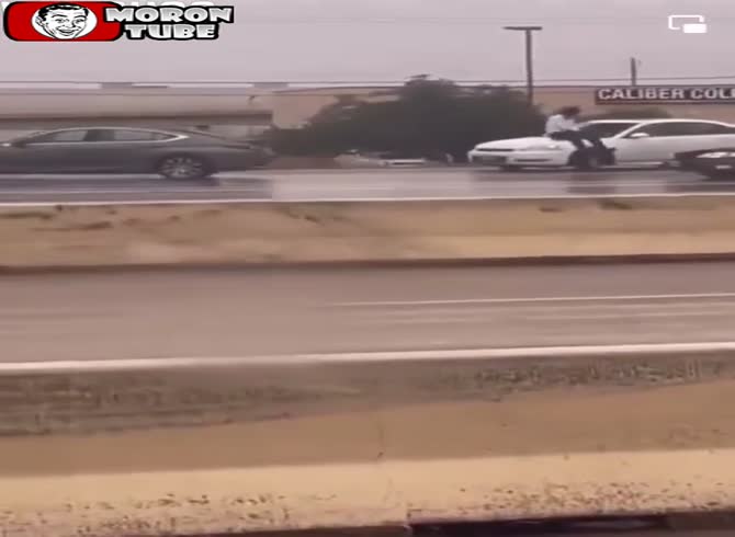 Video :During a road rage, he is stuck on the hood of a car